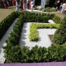 Moscow Flower Show 2013 - сад "Лабиринт мечты", лабиринт из туи смарагд и гравийная отсыпка