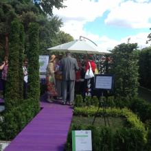 Moscow Flower Show 2013 - сад "Лабиринт мечты", уважаемое жюри совещается Moscow Flower Show 2013 - сад "Лабиринт мечты", высокое жюри совещается