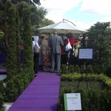 Moscow Flower Show 2013 - сад "Лабиринт мечты", жюри совещается Moscow Flower Show 2013 - сад "Лабиринт мечты", высокое жюри совещается в тени под зонтом