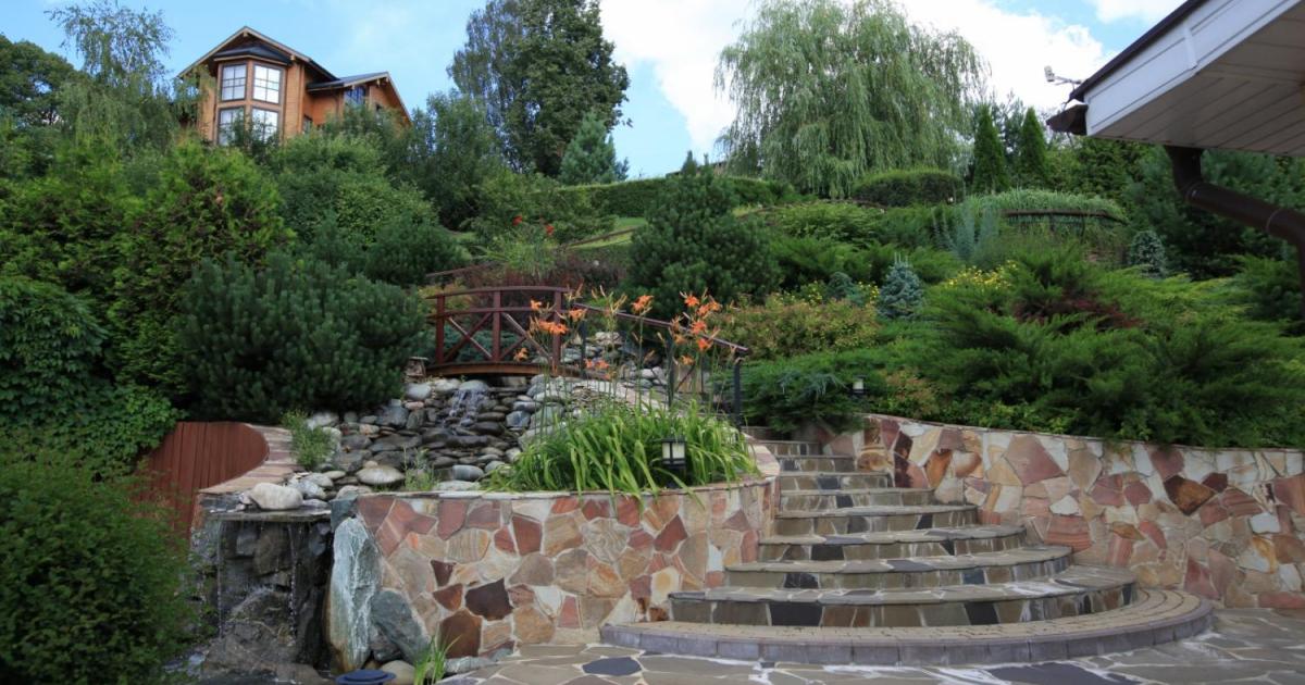 Участок каскадная. Садовый участок на склоне. Ландшафт многоуровневого участка. Подпорная стенка на участке. Участок каскадная.