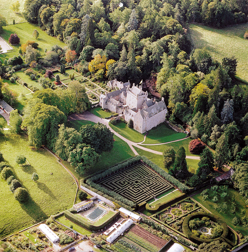 Классическая садовая головоломка замка Ковдор (Cawdor Castle) в Шотландии