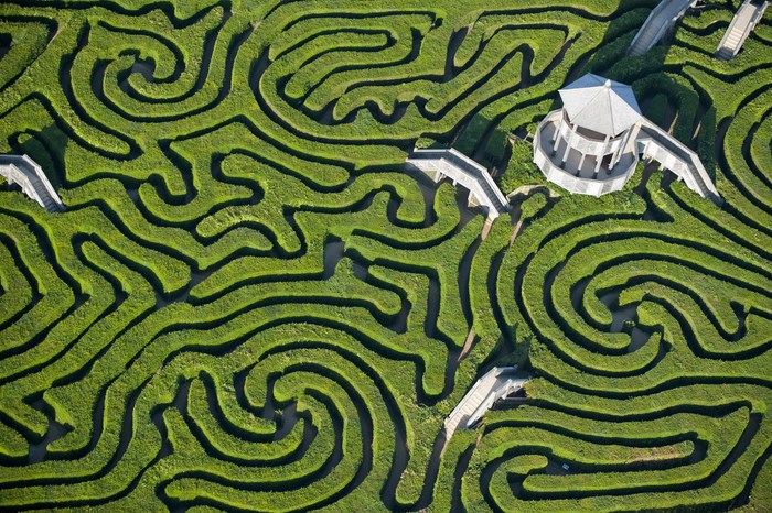 Лабиринт поместья Лонглит (Longleat Maze) в Великобритании имеет самую большую суммарную длину ходов – 2,7 км