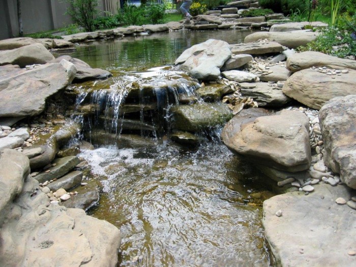 Каскадный пруд с водопадом в ландшафтном дизайне
