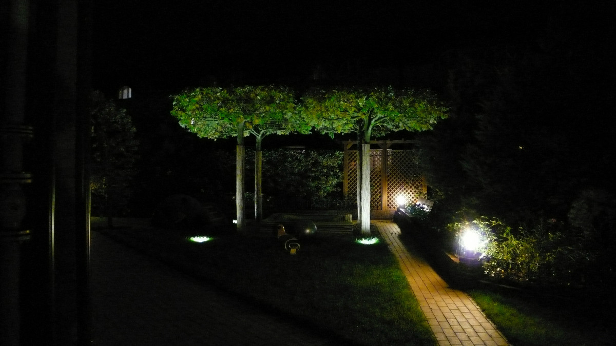 Ночное освещение садовой дорожки