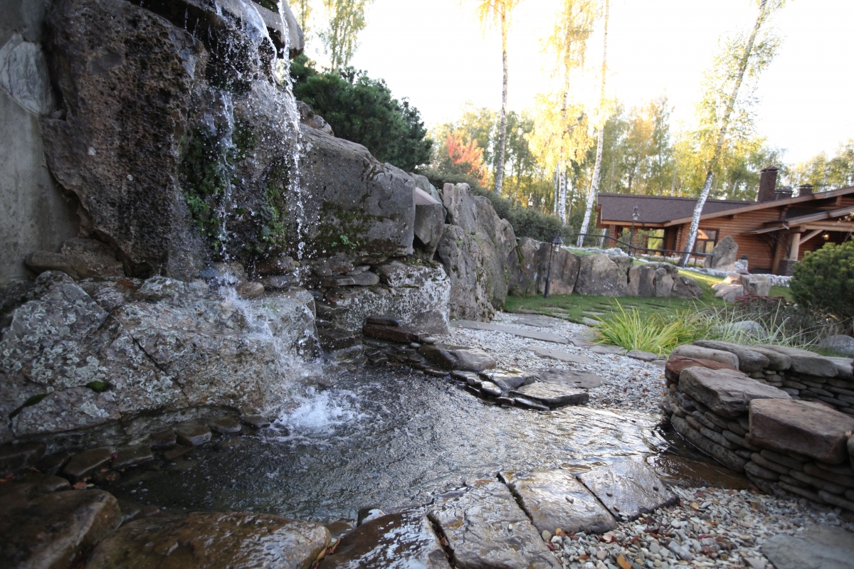 Садовый водоем с водопадом