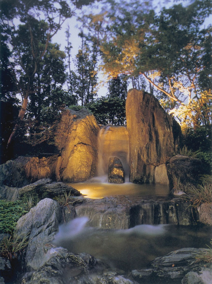 Садовое освещение водопада в японском стиле