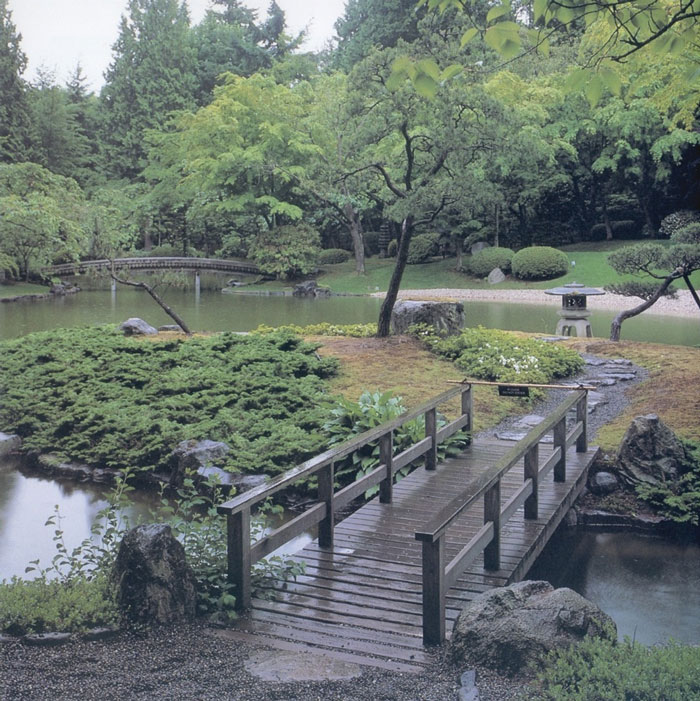 Мостик из деккинга в японском саду
