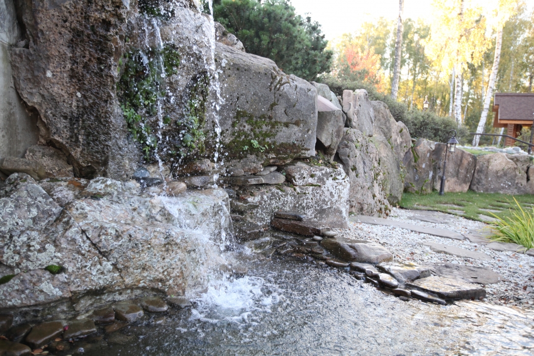 Каменная стена с водопадом